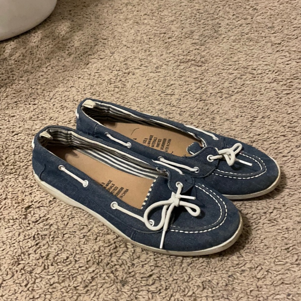 Size 9 just be.. blue and white slip on shoes